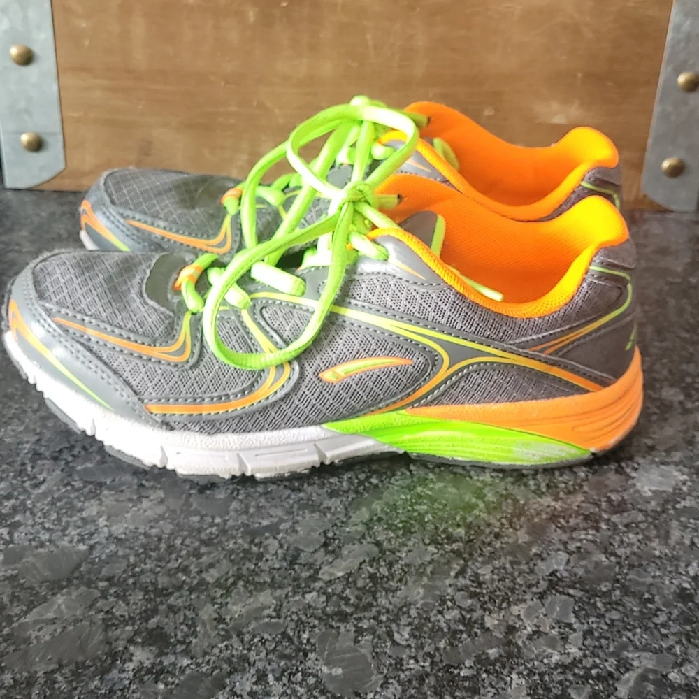 L.A. Gear Girls Athletic Sneakers with Neon Colored Accents - Size 4.5